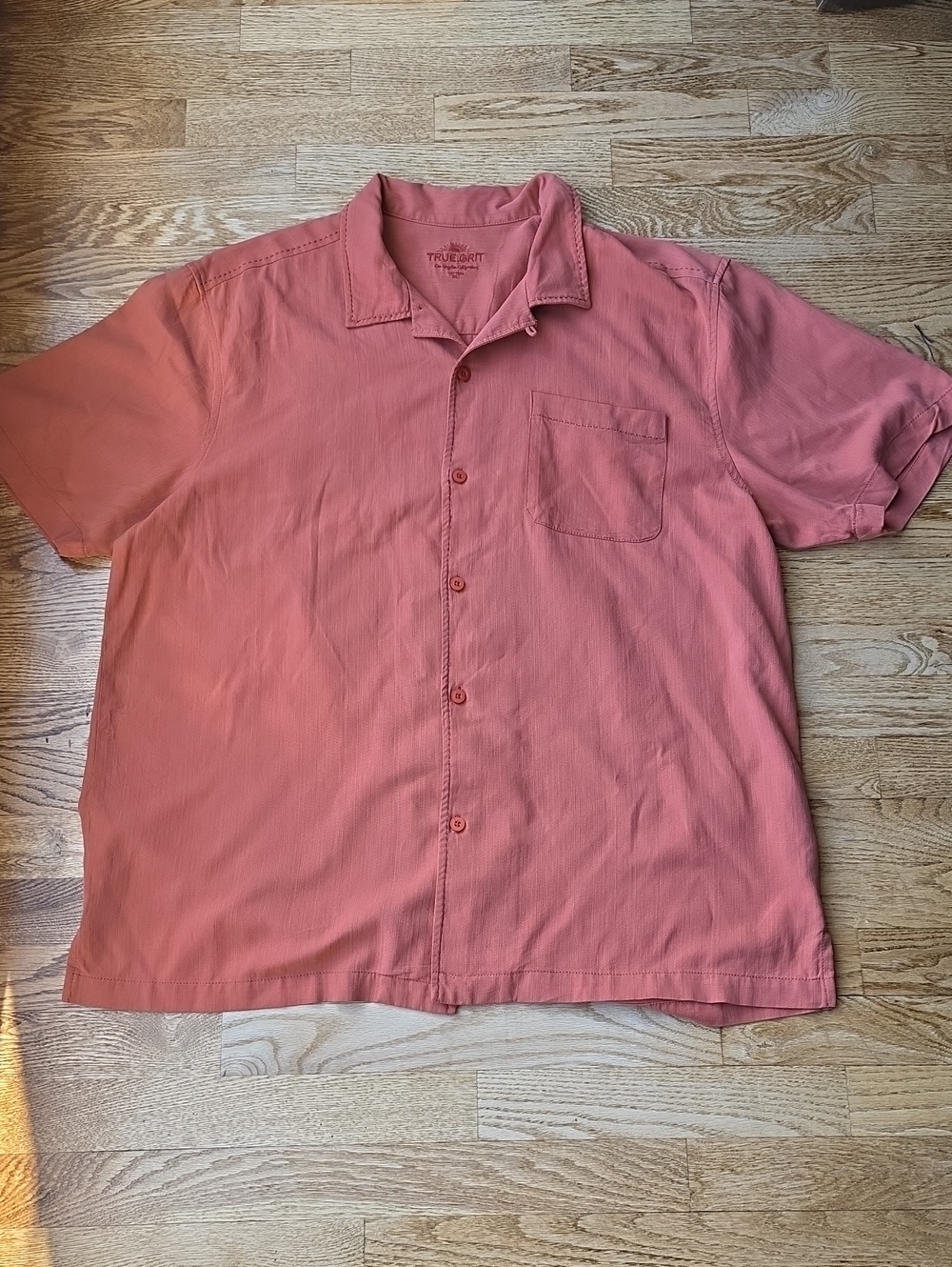 (M) True Grit Men's Short-Sleeve Button-Up Shirt in Salmon Silk Blend Vacation
